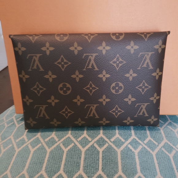 Large louis Vuitton pouch - Picture 3 of 7